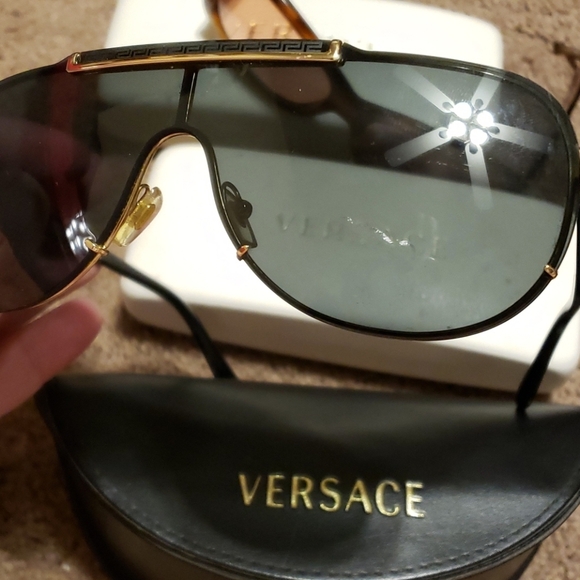 3 pair Versace sunglasses 🕶  with cases!! - Picture 6 of 13